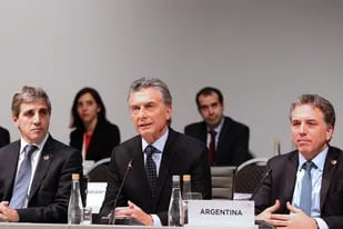 Macri rodeado de Caputo y Dujovne durante su alocución en la cumbre del G-20