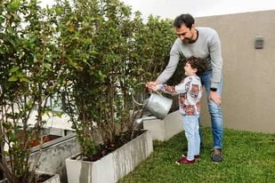 Diego Siekiera es quien se encarga de cuidar el jardín de su casa y su hijo Félix lo acompaña en la tarea