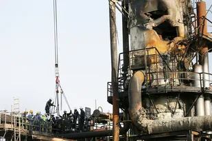 Trabajadores evalúan los daños en la planta petrolera saudita atacada
