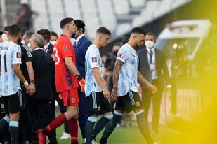 Los jugadores de Argentina se retiran de la cancha