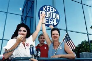 Gloria Allred y Norma McCorvey, "Jane Roe", del conocido caso Roe vs Wade, durante una marcha a favor del aborto legal, en 1989