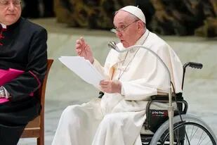 El papa Francisco pronuncia su discurso durante una audiencia en silla de ruedas, en mayo de 2022