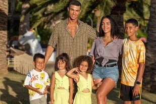 El hijo menor de Cristiano Ronaldo asistió al show de Rosalía con una camiseta que dio qué hablar en las redes