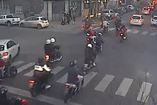 El grupo de motociclistas circuló por las calles de Mar del Plata y quedó resgistrado por las cámaras de seguridad