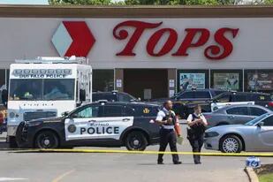 El supermercado Tops permanece cerrado mientras la policía investiga un atentado racista en el que fallecieron diez personas de raza negra en Buffalo (estado de Nueva York). Es la única tienda de comestibles grande de la zona. Foto del 15 de mayo del 2022. (AP Photo/Joshua Bessex)
