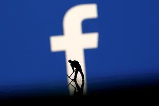 Facebook está envuelta en un escándalo internacional desde la semana pasada, luego que una investigación periodística reveló que una aplicación usó datos de usuarios de Facebook sin autorización para enviarles propaganda dirigida a sus intereses