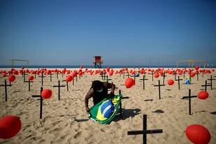 Hoy hubo un tributo a las víctimas de Covid-19 en la playa de Copacabana, en Río de Janeiro