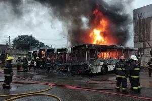 Se prendieron fuego seis colectivos de la línea 54 en la terminal de Pilar