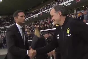 El saludo entre Lampard y Bielsa, en el partido de ida, donde Leeds ganó 4-1 como visitante