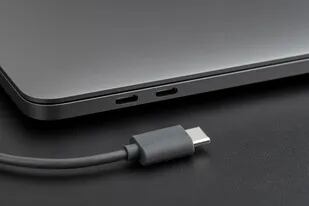 La nueva generación de cables USB C bajo la norma USB4 estarán identificados con un logo que permitirá distinguir su capacidad de carga y transferencia de datos, de hasta 240 W y 40 Gbps