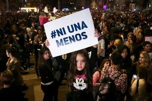 Una niña sostiene un cartel durante la marcha llamada NiUnaMenos, en Cordoba, el 3 de Junio de 2015