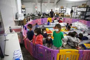 Chicos migrantes de entre 3 y 9 años, sin compañía de mayores, en una sede de detención de la Oficina de Aduanas y Protección Fronteriza de Estados Unidos en Donna, Texas