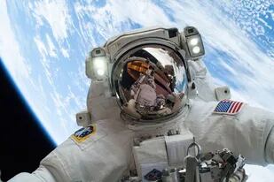 Tomada el pasado 24 de diciembre, el astronauta Mike Hopkins posa con la Tierra de fondo