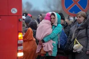 Refugiados ucranianos, en su mayoría mujeres y niños, esperan transporte en el paso fronterizo de Medyka, en Polania, el 5 de marzo de 2022. (AP Foto/Markus Schreiber)