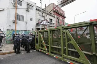 Gendarmería instaló una valla de contención china para impedir que el acto se realice sobre el puente