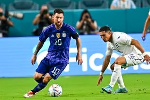 Messi domina el balón ante la pegajosa marca de Castellanos