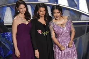 Ashley Judd, Annabella Sciorra y Salma Hayek, tres de las mujeres que acusaron a Harvey Weintein, en la última entrega de los premios Oscar