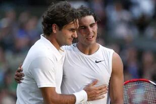 Roger Federer y Rafael Nadal tras la final de Wimbledon 2008 en la que venció el español; hoy, sus voces como líderes del Consejo de Jugadores hacen temblar al torneo
