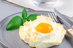 Receta de si llevas una dieta cetogénica o buscas una receta fácil, rápida  y saciante, te aconsejamos probar esta opción de huevos nube o cloud eggs  ideales para una comida keto o