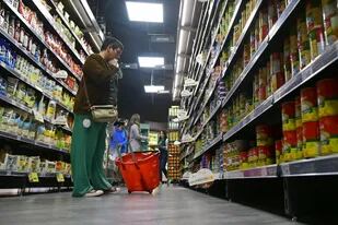 Los uruguayos pagan precios más caros que en países vecinos por diversas razones microeconómicas, según un estudio