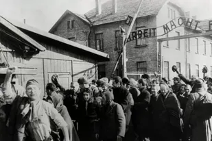 El momento en que las tropas soviéticas liberaron Auschwitz en un día como hoy en 1945