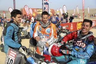 Nicolas Cavigliasso, Jeremias Gonzalez y Gustavo Gallego celebran el podio en quads