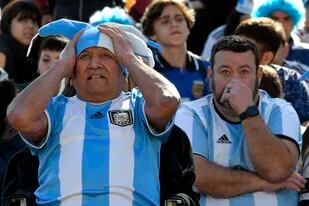 Hinchas argentinos miran en una pantalla gigante en Buenos Aires el partido que la selección de su país perdió ante Arabia Saudí en el Mundial de Qatar