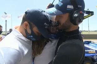 Agustín Canapino ya ganó y se abraza con su hermano Matías, en La Plara. Un domingo emotivo en el Turismo Carretera.
