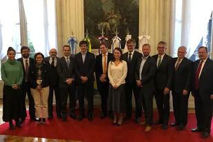 Los representantes de los países tras la firma del acuerdo hoy en Buenos Aires
