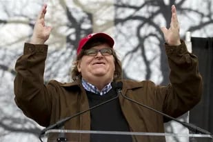 El documentalista Michael Moore continua su cruzada contra Trump y ahora arremete contra Roseanne Barr