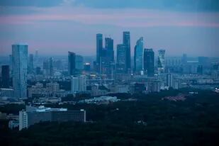 Vista panorámica de Moscú al anochecer del 15 de julio del 2018. Rusia sufre una fuga de cerebros como consecuencia de la invasión de Ucrania, sobre todo en el sector informático. (AP Photo/Alexander Zemlianichenko, File)