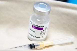España aseguró continuará vacunando a personas de 60 a 65 años con la dosis de AstraZeneca contra el coronavirus