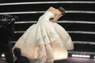 Jennifer Lawrence cayó en plena ceremonia y marcó un momento icónico en los Oscar