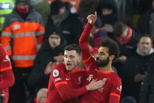 Mohamed Salah (derecha) celebra tras anotar el segundo gol de Liverpool en la victoria 6-0 ante Leeds en la Liga Premier, el miércoles 23 de febrero de 2022. (AP Foto/Jon Super)