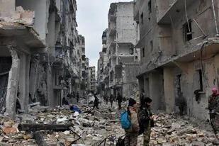 Tropas del ejército sirio peinan las calles destruidas de Aleppo en busca de rebeldes, durante el sitio