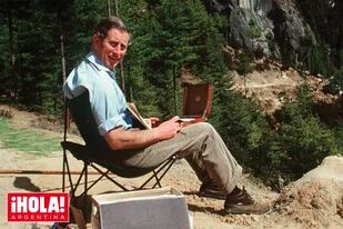 Charles carga sus pinceles y acuarelas hasta los lugares que lo inspiran, como en esta imagen captada en el Himalaya, en 1998.
