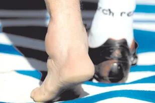 El tobillo de Maradona que no es de Maradona: la falsa imagen de Italia 90 que sigue siendo furor