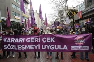 Manifestantes sostienen un cartel con la leyenda "Deroguen el decreto y respeten la Convención de Estambul"