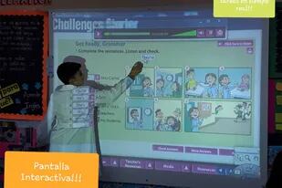 En Santiago del Estero, Carolina Muñoz cambió la dinámica de las clases con un proyector y una pantalla interactiva; ahora, a la distancia, la pandemia de coronavirus la obligó a agudizar aún más el ingenio
