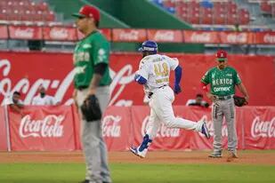 Pablo Sandoval, de Venezuela, recorre las bases tras conectar un jonrón ante México en la Serie del Caribe, el sábado 29 de enero de 2022, en Santo Domingo (AP Foto/Fernando Llano)