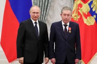 El presidente de Rusia Vladimir Putin (izquierda) y el presidente de la junta directiva de la compañía petrolera Lukoil Ravil Maganov (derecha) posan para una foto durante una ceremonia de premiación en el Kremlin en Moscú el 21 de noviembre de 2019