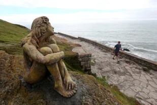 La escultura, una mujer que ira al océano, fue instalada en el inicio de este fin de semana extra largo, aunque no se sabe de quién es ni quién la puso allí
