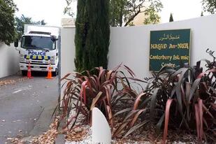 El carro de la policía aún permanecen en el estacionamiento de la mezquita