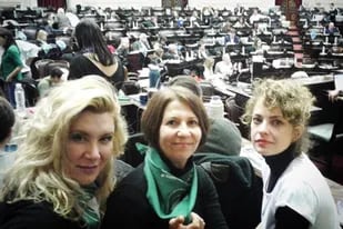Las actrices Julia Amore, Alejandra Flechner y Dolores Fonzi, dentro del recinto