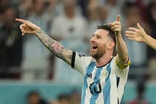 Lionel Messi festeja al final del partido que disputaron Argentina y Australia, por los octavos de final de la Copa del Mundo Qatar 2022 en el estadio Ahmed bin Ali