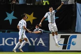 Ángel Di María celebra su gol ante Uruguay y se acerca Paulo Dybala para felicitarlo