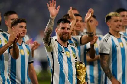 Ceremonia con la copa luego del partido que disputaron Argentina y Curazao
