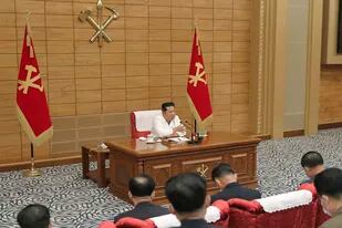 En esta fotografía facilitada por el gobierno norcoreano, el gobernante Kim Jong Un asiste a una reunión del politburó del partido gobernante en Pyongyang, corea del Norte, el domingo 29 de mayo de 2022. (Agencia Central de Noticias de Corea/Korea News Service vía AP)