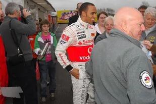 Lewis Hamilton es una joven figura de la Fórmula 1 en McLaren; George Russell, un niño que lo mira desde atrás con aparente admiración; hoy, aquel pequeño reemplaza al coloso en Mercedes.