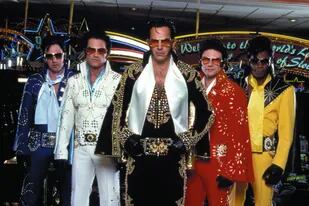 Los protagonistas de 3000 millas al infierno, vestidos como Elvis antes de dar el golpe